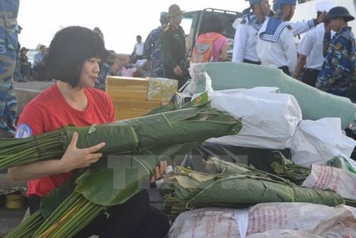 ទំនិញជាង៥០០តោនសំរាប់បុណ្យចូលឆ្នាំថ្មីប្រពៃណីបានបញ្ជូនអោយស្រុកកោះ Truong Sa - ảnh 1